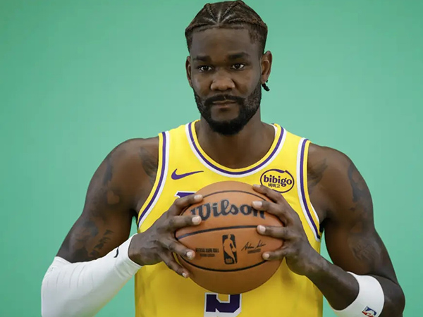 湖人新援艾顿季前赛梦游，詹皇缺阵暴露短板