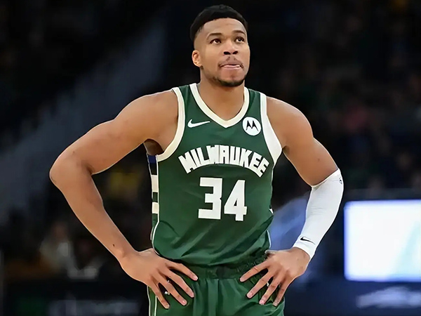 字母哥去留悬念:雄鹿困境与<a href=/lanqiush/warriors/ target=_blank class=infotextkey>勇士</a>的争夺机遇